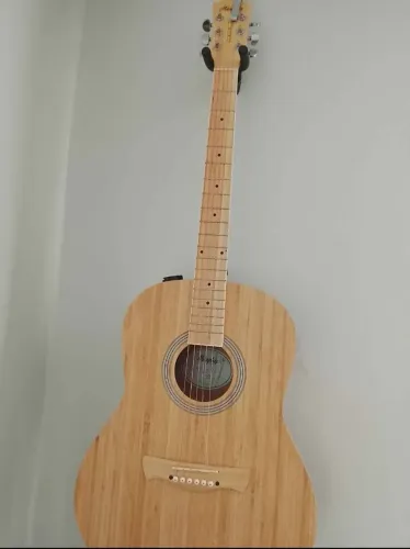 Vendo Tagima naturale todo de bambú maciço elétrico ótimo para igreja ou barzinho