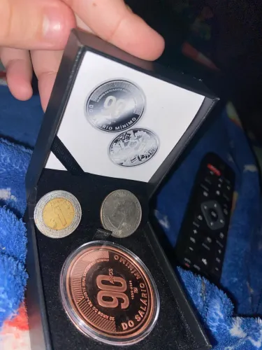 Moeda de bronze e duas moedas antigas