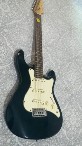 GUITARRA STRATOCASTER PRETA - BOM ESTADO R$ 450