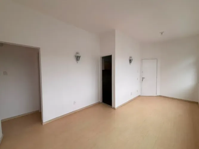 Excelente apartamento no Alto, com vista livre próximo a restaurantes, e todo comércio.
