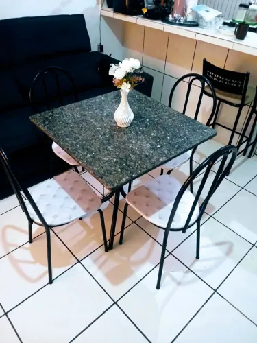 Vende-se mesa 4 cadeiras 
