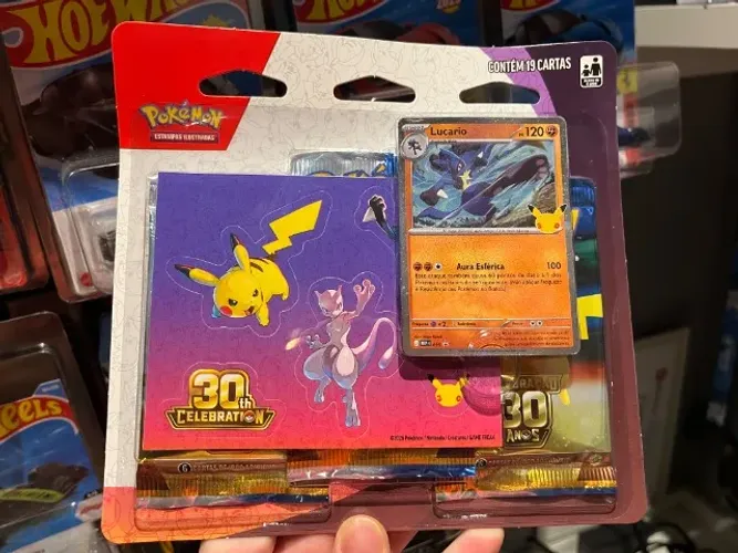 Pokémon TCG, Celebração de 30 anos - Blister Triplo com Adesivo Pokémon Lucario