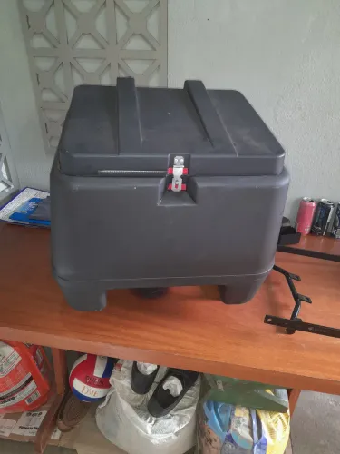 Vendo caixa de entrega com trilho