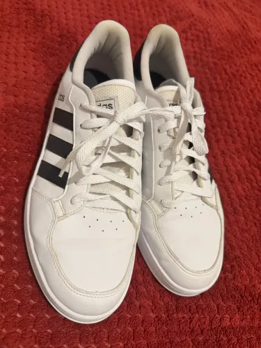 Vendo tênis Adidas TAM 42 em ótimo estado