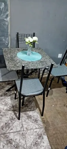 Vende-se para retirada no local,  linda mesa com 4 cadeiras novinha.