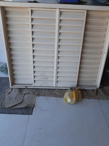 janela de aço bom estado de conservação.