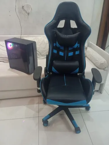 Pc gamer com cadeira gamer novinha