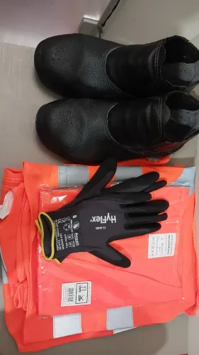 Vende-se kit EPI bota/Luva/colete ( bota 37) colete e Luva (G). (contém 3 coletes)