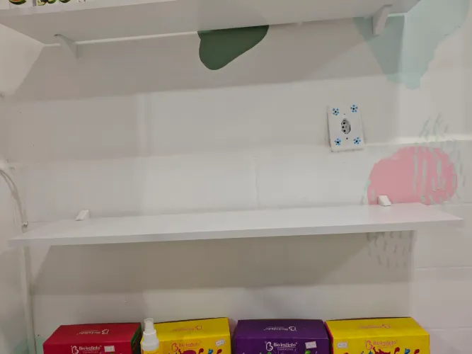 Prateleiras Brancas 70cm com Suporte Invisível
