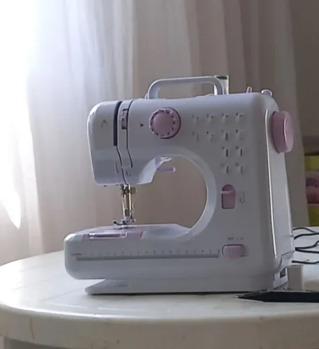 Mini máquina de costura, pouquíssimo usada e muito prática