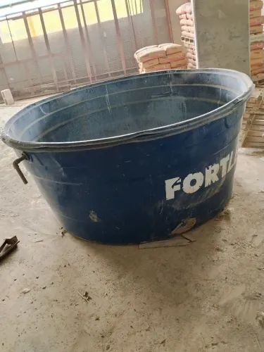 Vendo duas caixas d'água 3.000 l cada com tampa 3 meses de uso apenas