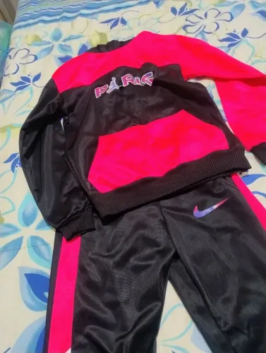 Conjunto casaco e calça infantil feminino Nike Paris muito novo