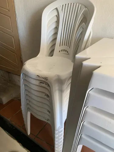 Cadeiras brancas de plástico