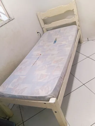 Cama de madeira com colchão incluso