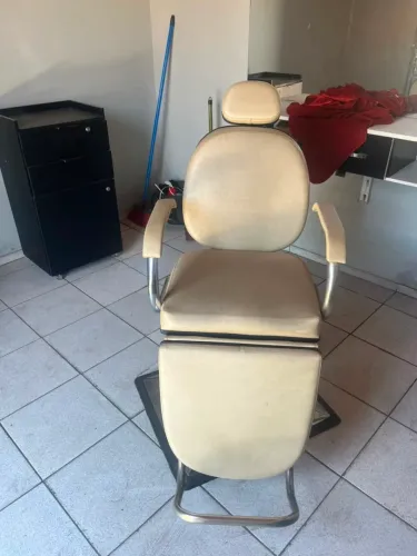 Cadeira Profissional Bege com Apoio de Cabeça