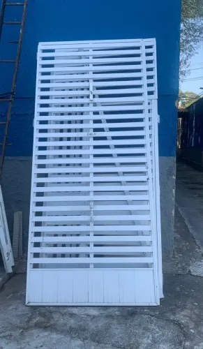 Portão Branco de Alumínio (2 folhas)