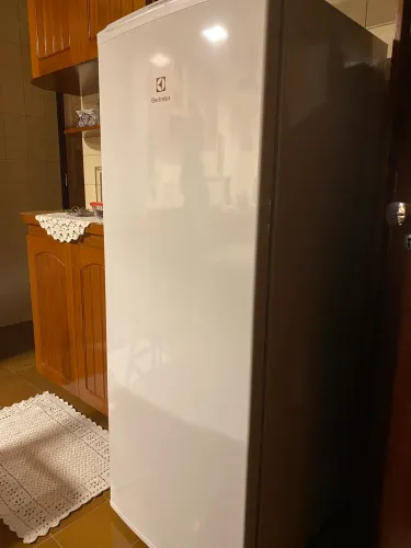 Freezer Vertical Electrolux Inverter 212L (sem uso)