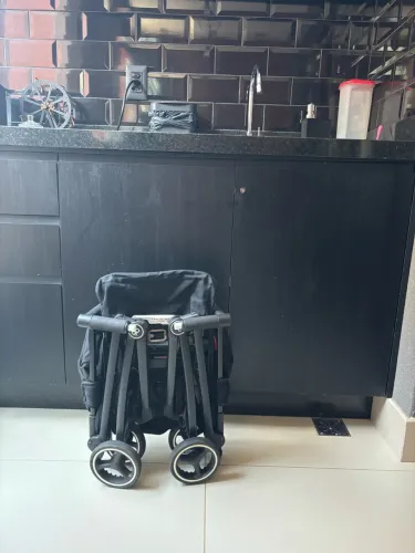 Carrinho bebê Gb Pockit All City Pequeno 15kg