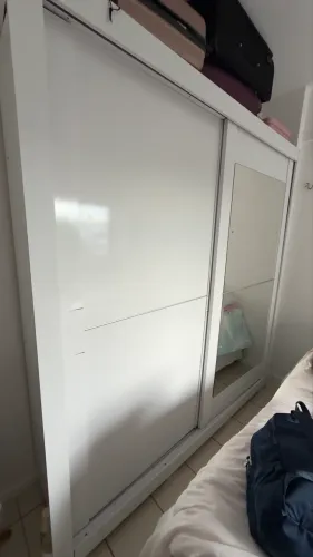 GUARDA-ROUPA COM PORTAS DE CORRER E ESPELHO