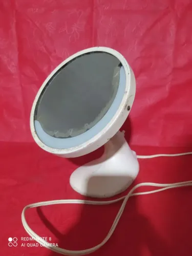 Luminária de mesa estilo industrial anos 50 funcionando