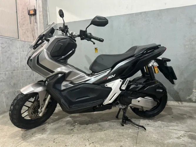 Honda ADV 150 2023 em bom estado
