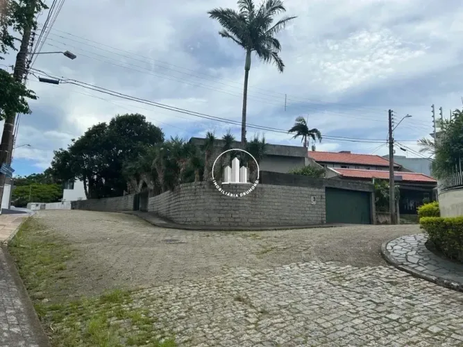 Casa 300m² com 3 Quartos e Suítes em Coqueiros