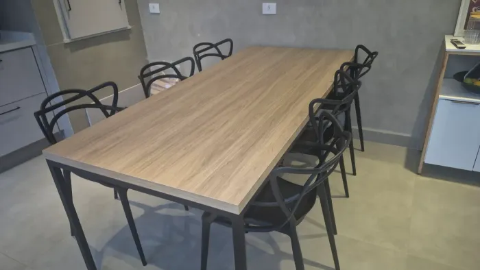 Mesa retangular de aço,  tampo de madeira com 6 cadeiras, 6 lugares