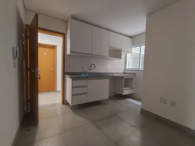 Apartamento com 01 dormitórios, sala ,banheiro, cozinha com armário, área de serviço colet