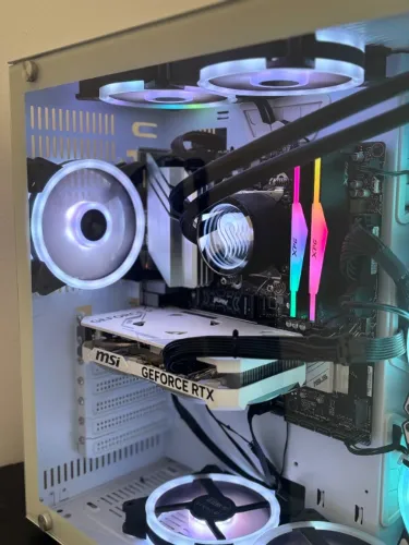 PC Gamer Ryzen 7 7800X3D + RTX 4060 + 32GB RAM DDR5