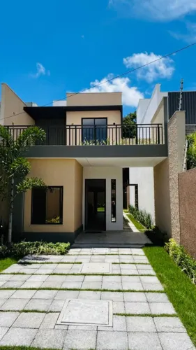 Casa duplex com quatro quartos sendo dois suítes - Eusébio - 161m²