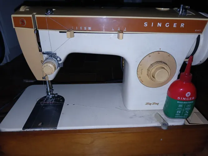 Vendo maquina de Costura zig zag Modelo 247Singer, é uma excelente Maquina.
