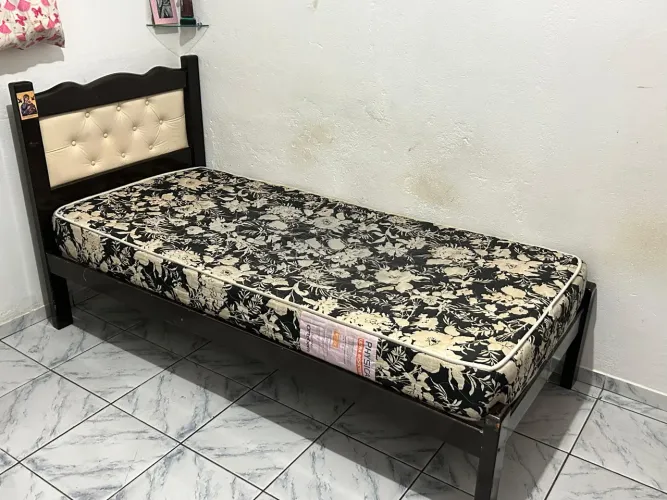 Vende se uma cama de solteiro.