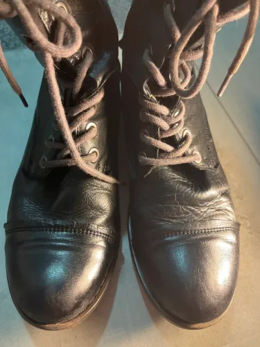 Bota em couro coturno comprada na Europa