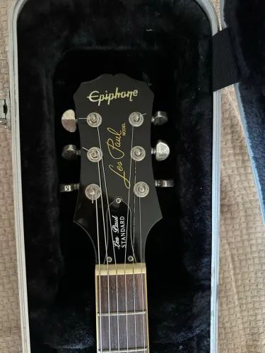 Guitarra lesPaul. Epiphone standard.