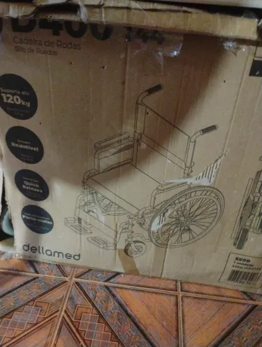 Vendo uma cadeira de rodas da marca dellamed