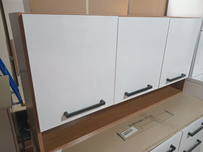Armário aéreo 03 portas e novo.(Entrego)