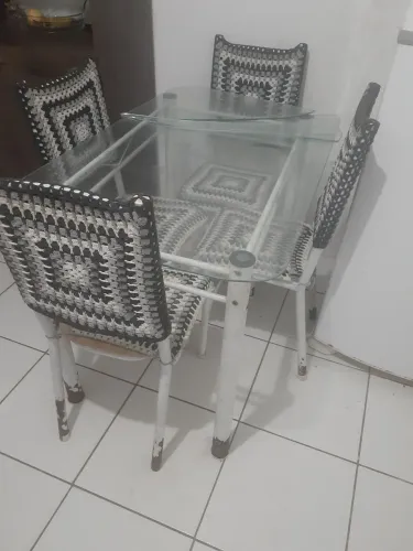 Mesa com 4 cadeiras com capa de assento de croche 