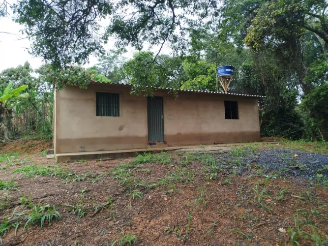 Chácara com Construção, Água ,Energia 220 V..Aceita Veículo.../13 km Major Prates !!