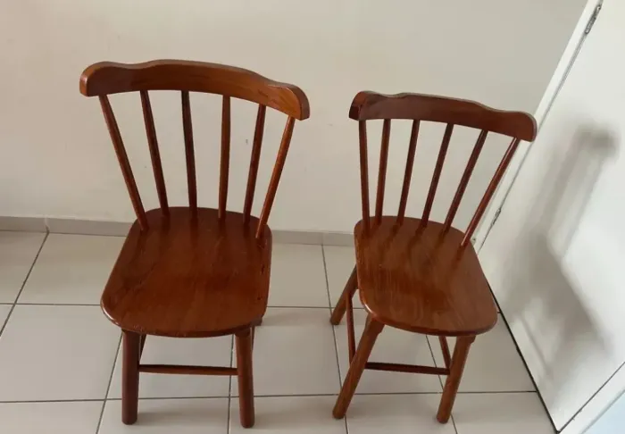 2 cadeiras em madeira maciça