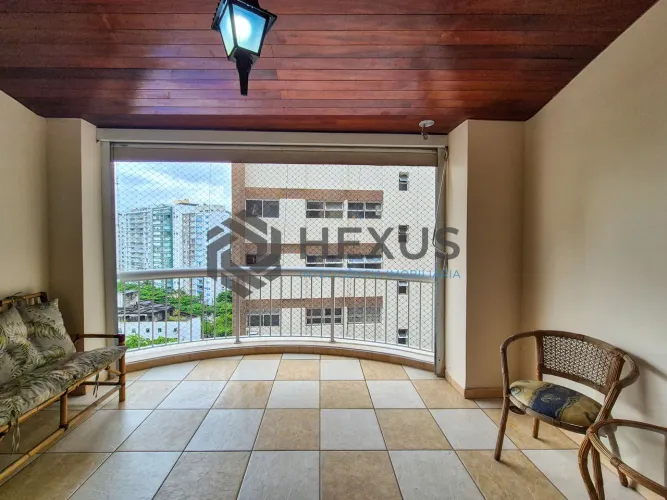Apartamento com varanda e lazer na beira mar da Praia das Pitangueiras, Guaruja