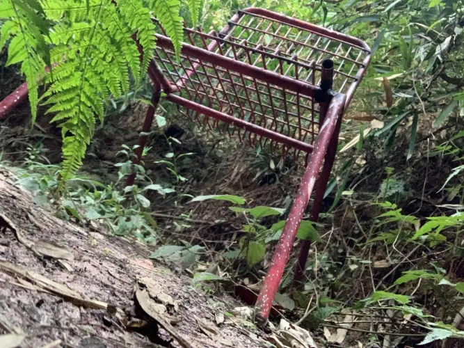 Cadeira antiga de ferro