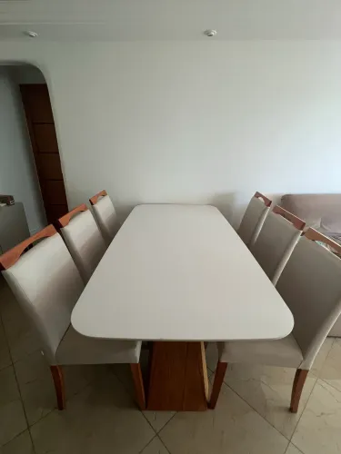 Mesa com base de madeira maciça e 6 cadeiras.