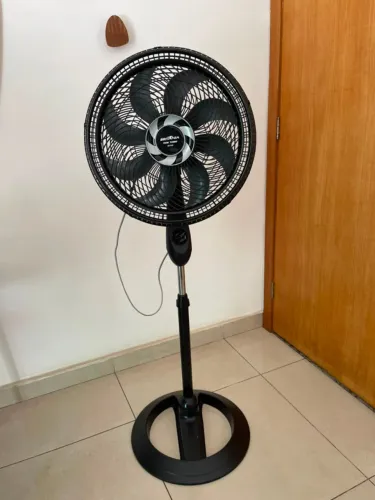 Ventilador Britania Turbo de Coluna pouco usado