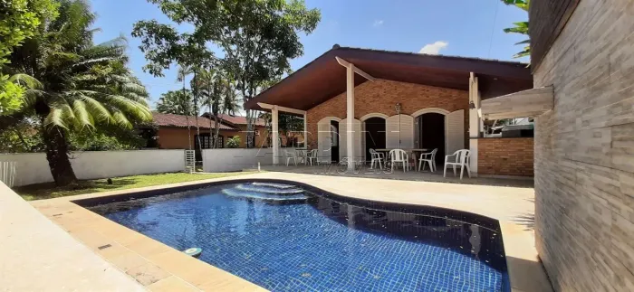 Casa em condomínio, com piscina, churrasqueira, a 250 metros da praia na praia do Lázaro e