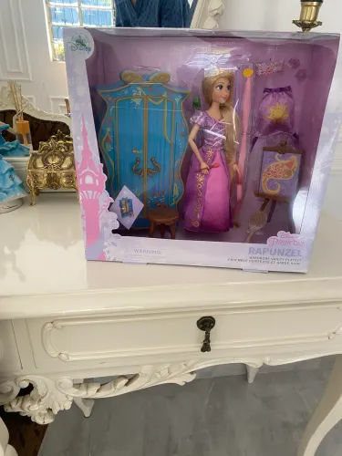 Boneca Disney store Rapunzel e play set com guarda roupa