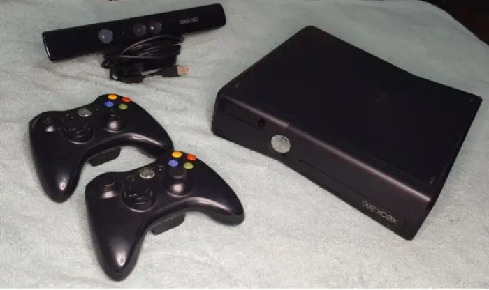 Xbox 360 desbloqueado 2 controles + Kinect