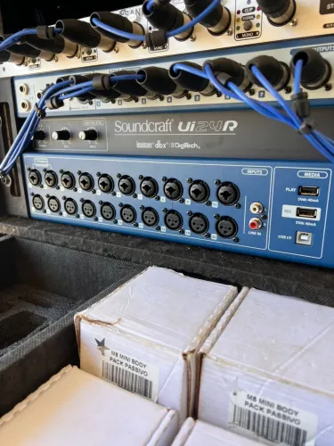 Vendo ui24 soundcraft + cooler de resfriamento(barata)