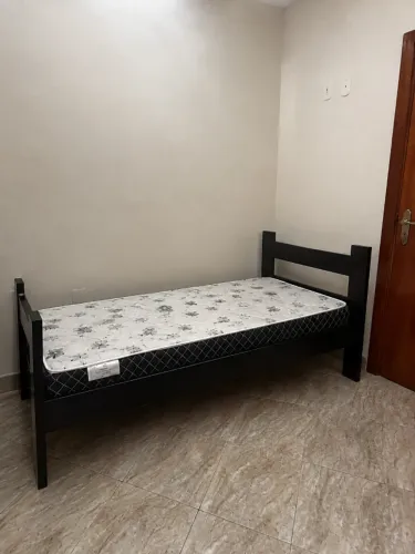 Cama de solteiro em madeira com colchão
