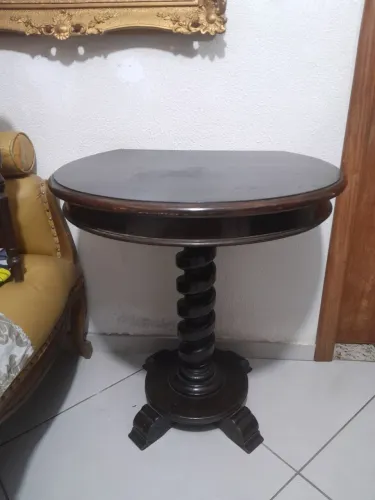 Antiga mesa de apoio em madeira