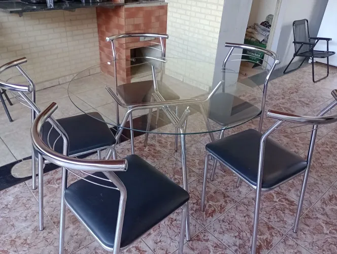 Mesa redonda de vidro e inox 5 cadeiras